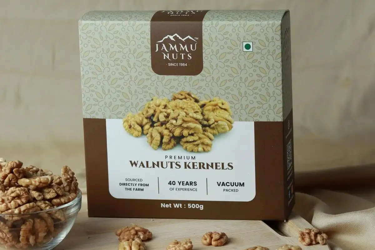 بسته‌بندی و فروش اینترنتی مغز گردو + نمایش بسته‌های درجه‌بندی‌شده برای فروش مستقیم بدون واسطه.